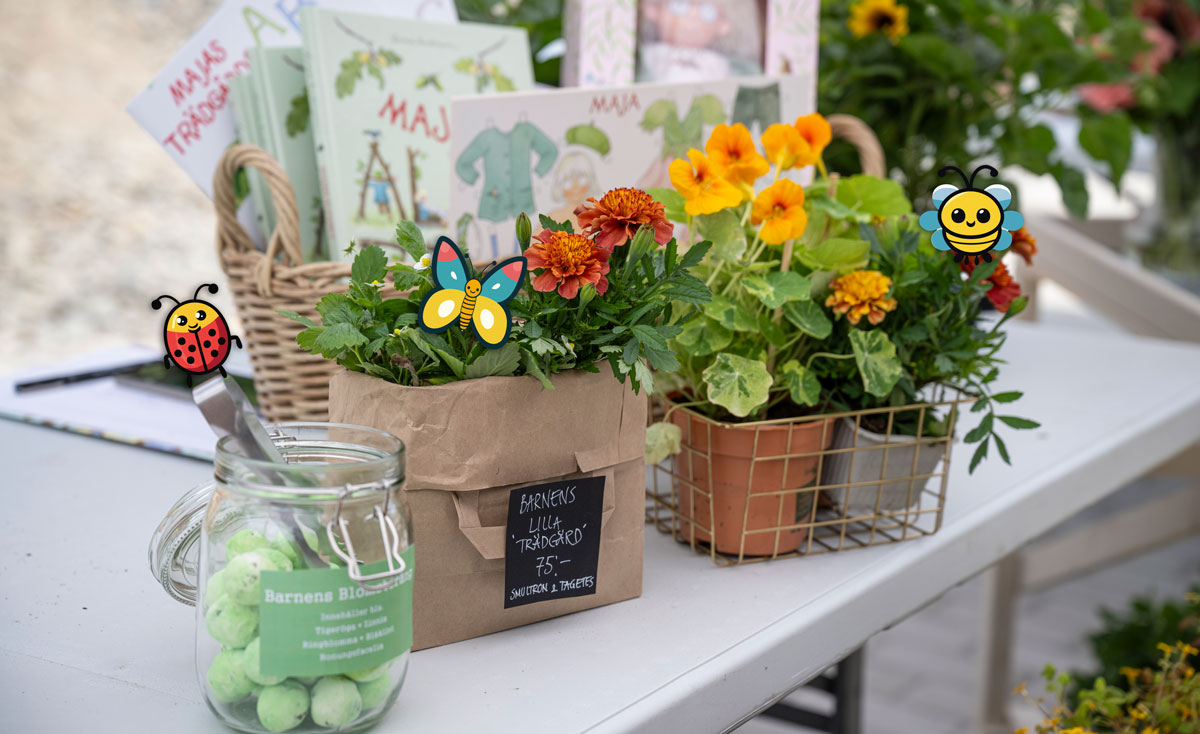 Nyckelpigan, Fjärilen och Biet vilar vid Barnens Trädgård på Gatufesten i Centrala Nacka